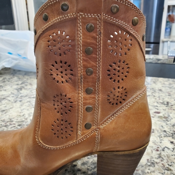 Distressed Dingo Boots - Picture 5 of 10